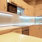 Hoe LED stripverlichting onder keukenkastjes te installeren