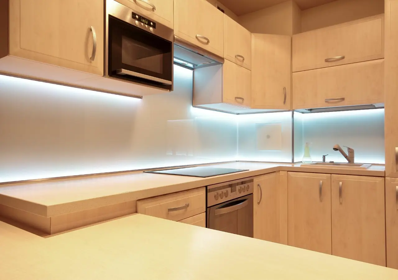 Instalación Tira o regleta LED en mueble de cocina 
