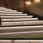Bandes LED COB dans l'éclairage des escaliers