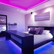寝室の照明として230V RGBストリップ