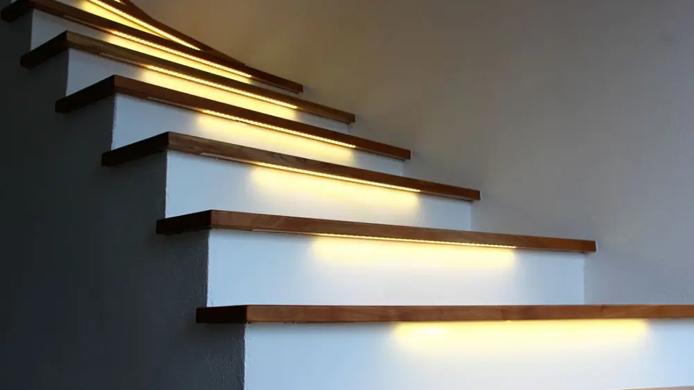 Mejores 19 ideas de iluminación de escaleras con tiras de luces LED