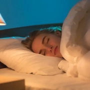 dormire con le luci LED accese