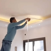 천장의 LED 스트립 조명 숨기기