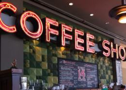 카페를 밝히는 27가지 창의적인 커피숍 조명 아이디어